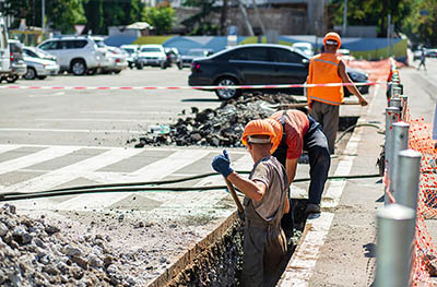 hommes travaillant dans une tranchée