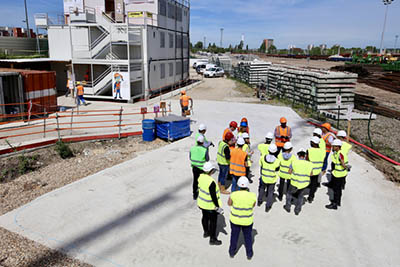 personnes sur un chantier faisant une réunion