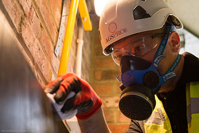 homme avec des gants un casque et un masque à gaz
