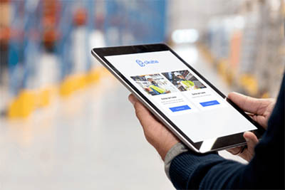 mains tenant une tablette