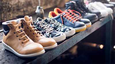 gamme des chaussures de sécurité Parade posées sur une étagère