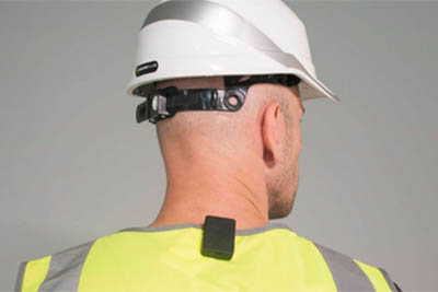homme de dos avec casque de chantier