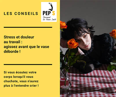 femme penchée derrières des roses