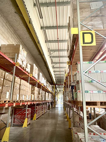 hangar avec des rayonnages, palettiers
