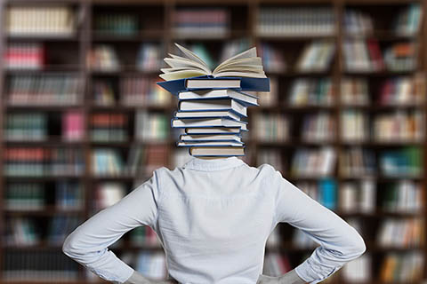 dose de femme avec pile de livre à la place de la tête