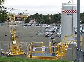 passerelle abattante et échelle mobile pour sécuriser une citerne ou un conteneur