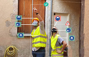 homme et femme en tenue de travail avec panneaux EPI