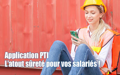 femme en tenue de sécurité avec un smartphone dans la main et texte Application PTI l'atout sûreté pour vos salariés