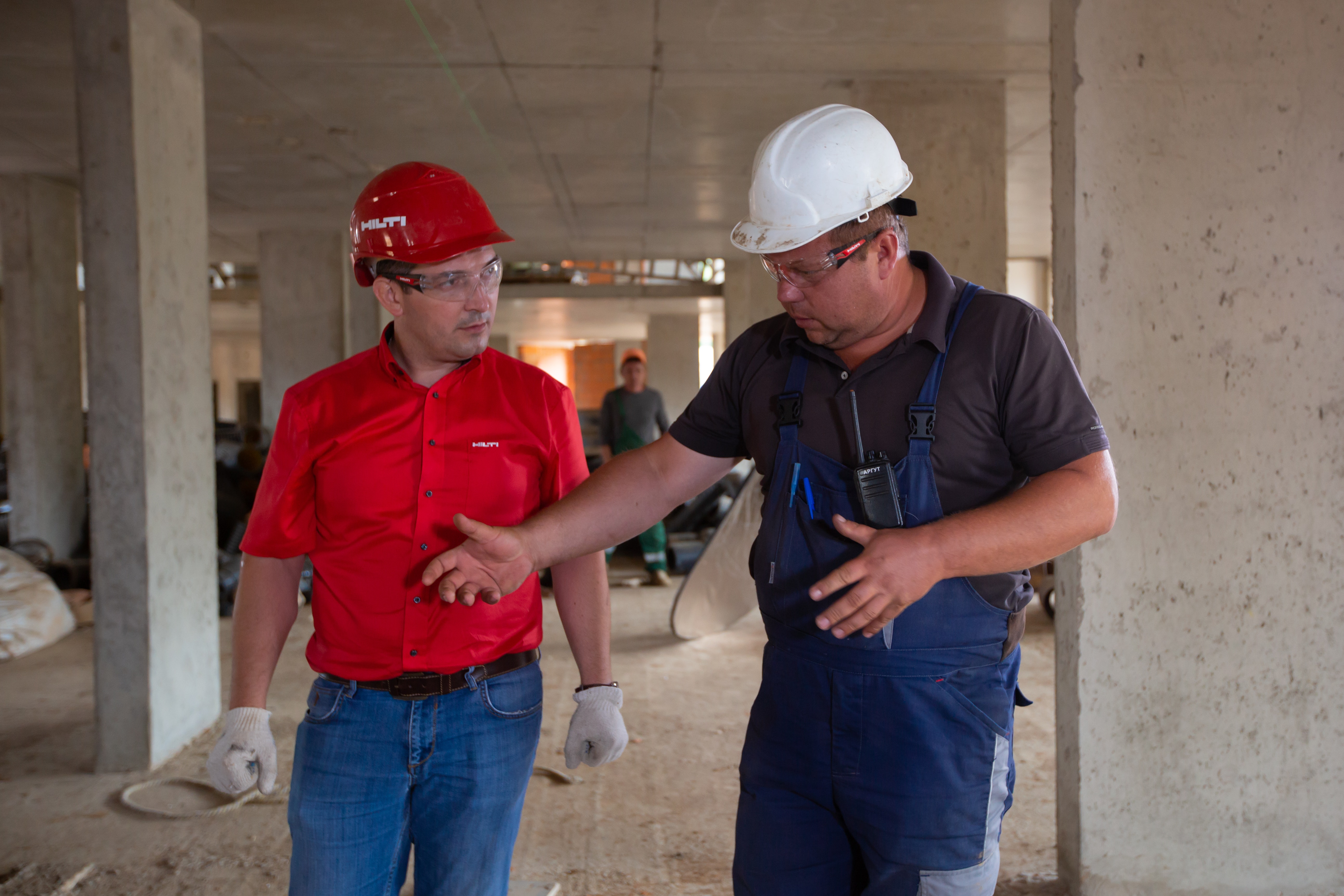 deux hommes avec casque de protection sur un chantier