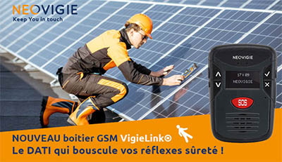 homme en tenue de sécurité devant un panneau solaire et texte pour DATI VigieLink